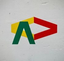 Photo by Arno Senoner red and white arrow sign